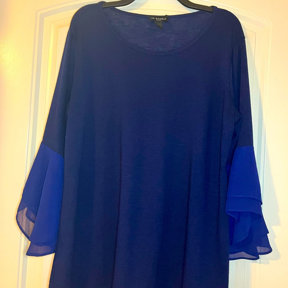EUC - Navy top with bell sleeves!